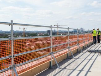 Un parapetto anticaduta installato su un tetto di un cantiere edile