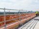 Un parapetto anticaduta installato su un tetto di un cantiere edile