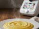 Piatto di polenta calda fumante preparata con il robot Monsieur Cuisine Smart.