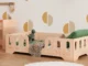 Letto per bambini 140x180 in legno chiaro con sponde di sicurezza e cuscino verde nella cameretta